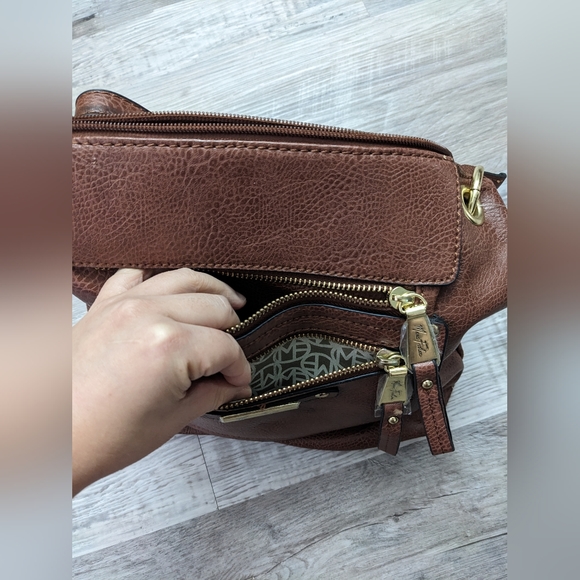 NWT Marc Fisher women's crossbody purse handbag, saddle brown gold tone - Picture 5 of 13